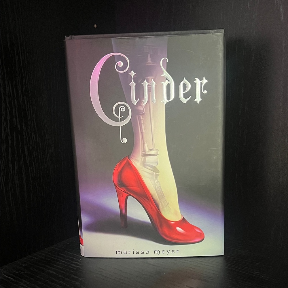 Cinder hardback by Marissa meyer
